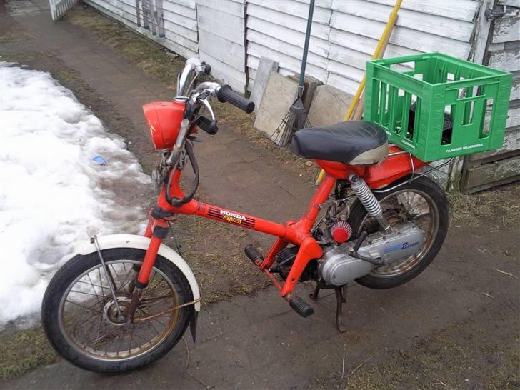 Honda Express - Svejsede baggagebæreren om, så den kan monteres som originalt, og hængte en mælkekasse på. billede 11