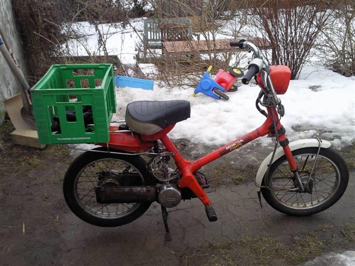 Honda Express - Svejsede baggagebæreren om, så den kan monteres som originalt, og hængte en mælkekasse på. billede 12