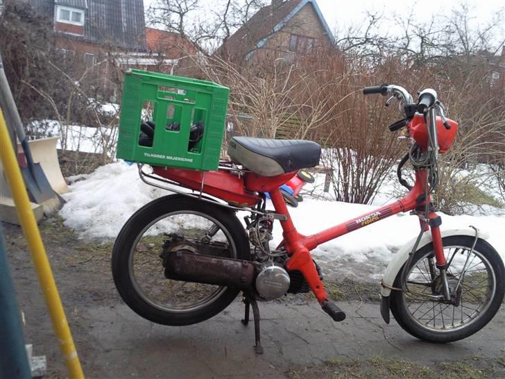 Honda Express - Svejsede baggagebæreren om, så den kan monteres som originalt, og hængte en mælkekasse på. billede 13