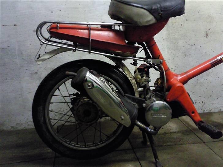 Honda Express - Jeg lavede ny udstødning. Potten er fra en Giantco Sprint. Det blev godt. Topfarten og optrækket blev meget bedre!! billede 18