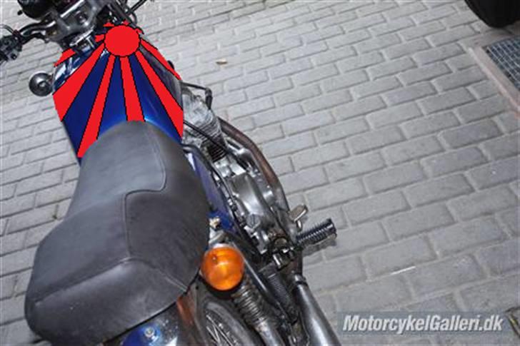 Til brug på mc galleri - Iden er at slibe tanken ned til rå alu, og så male det røde mønster på. og så give den en omgang klar lak. "japansk krigs flag" det er jo en honda. billede 2