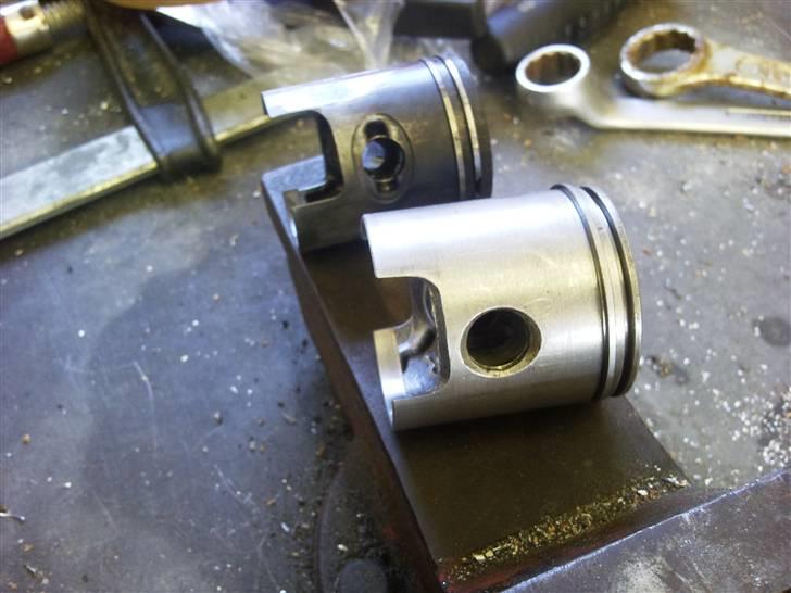 Honda Express Projekt Cylinder og Stempel Konvertering / FZ50 - 45mm stempel med Ø12 krydspind. billede 7