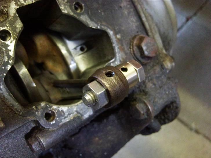 Honda Express Projekt Cylinder og Stempel Konvertering / FZ50 - Jeg har drejet en Bøsning til plejestangen, istedet for nåleleje. Så kan jeg bruge stempel med Ø12 krydspind. billede 8