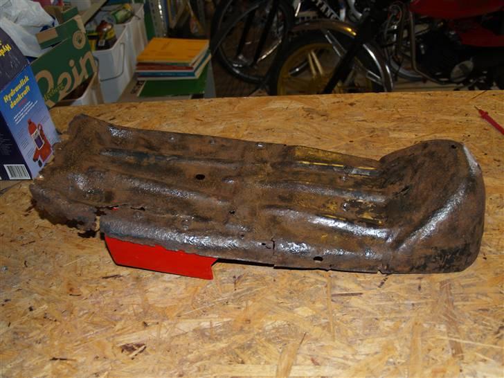 Puch Monza Juvel - Sæde der skal renoveres. Det var MEGET rustent men da der ikke er mange af dem renoverer jeg det. billede 1