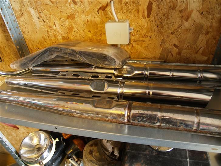 Puch Monza Juvel - Udstødninger. Desværre solgte RasmusJ herinde mig en forkert som han ikke vil refundere (det er den yderste som ikke er original). Den næste udstødning er original med logo og det hele! næste er som den yderste fra Thansen. billede 12