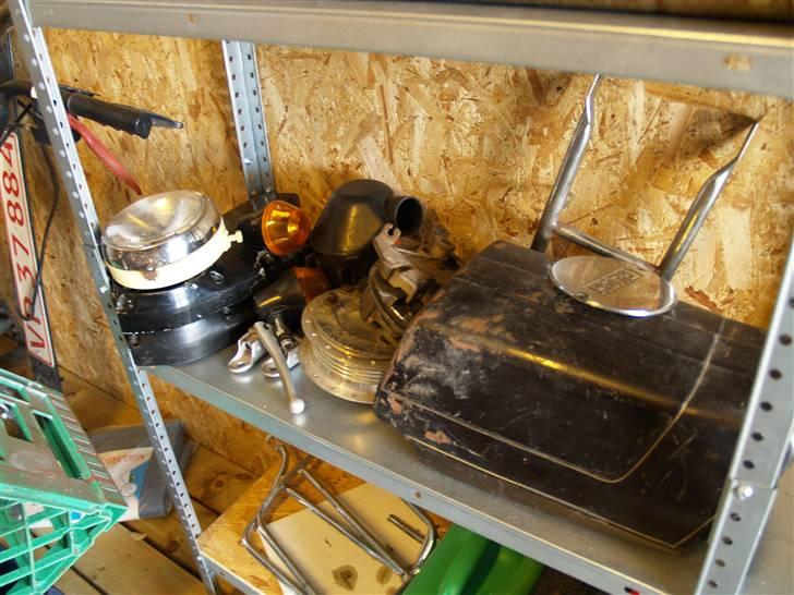 Puch Monza Juvel - Dele der er til salg. Bagstykke 150, niox blinklys (de originale) 250 2 stk., grand prix lygte komplet grundet, 250, forhjulsnav 200, 2 og 3 gear tændingsdæksler 250 stk, 2 gears røv, 100, luftfilter komplet, 250. billede 13