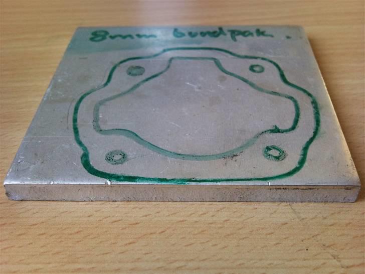 Honda Express Projekt Cylinder og Stempel Konvertering / FZ50 - Fz50 Pakning tegnet op på 8mm tyk plade. Det skulle gerne kompensere for krumtappens anderledes bundstilling ift. Fz50 billede 10