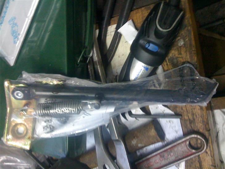 Gilera Stalker  - Lækkert med sidestøtteben:)! 
Utrolig irriterende at man ikke kan parkerer ordentligt nogle steder -.-'! billede 11