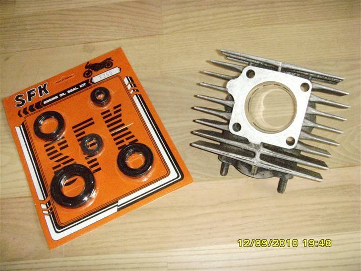 NoobiiTo's 45'kmt Fz50, Opbygning med originale registerings papir ! NYE DELE !! - Pakdåser, kendt som shimmeringe og bemærk det er SFK og ikke SKF.
OBS ! Alle undtagen EEN pakdåse passer ! Kun den til bagakslen passer ikke, SÅ HOLD ØJE NÅR DU TAGER DEM UD ! billede 31