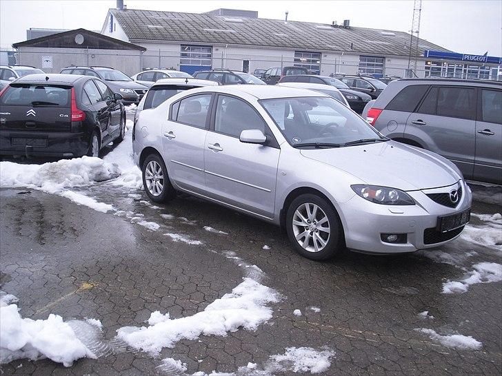 Min Mazda 3! - Billedet taget hos forhandleren. (2007 faceliftet model) billede 2