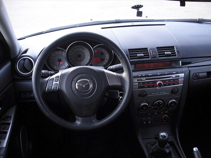 Min Mazda 3! - Hvide urskiver, læderet, lædergearknob, ratbetjent anlæg, fuldautmatisk klimananlæg, varme i forsæderne osv. Der er det hele! billede 5