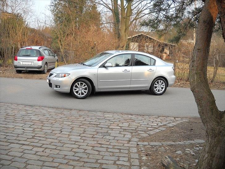 Min Mazda 3! - Dagen jeg fik den, lige hjemme med nogen papirer osv, og så ud og køre igen!! billede 10
