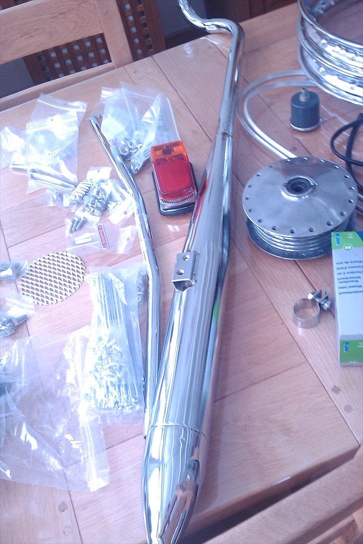 Kreidler dele fra Kreidler-parts.com - 116 mm. orginal forhjuls nav og 28 mm forrør. 28 mm cigar udstødning og orginal ulo baglygte billede 2