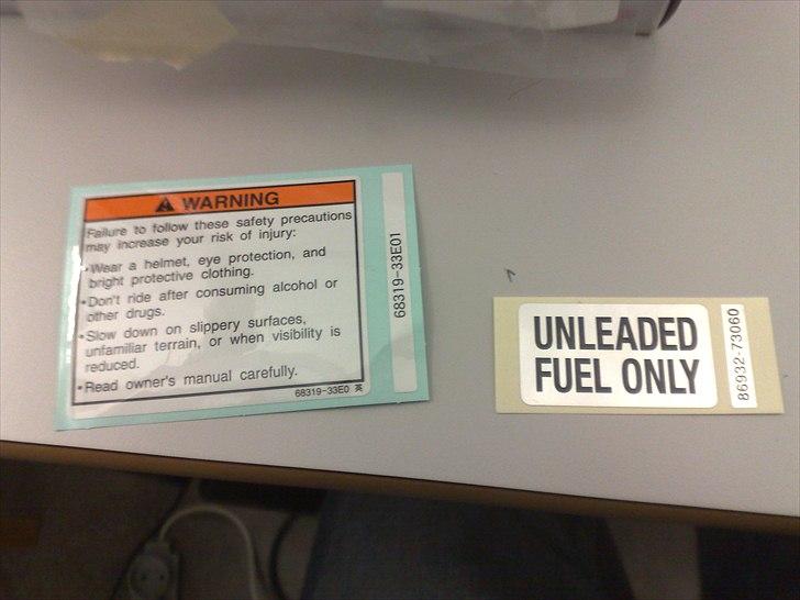 NoobiiTo's 45'kmt Fz50, Opbygning med originale registerings papir ! NYE DELE !! - Helt nye Originale klistermærker.
Den store til venstre er til den danske model, den lille til højre er til en amerikanske model ( USA )
Aldrig set i Danmark i guess ;) billede 36