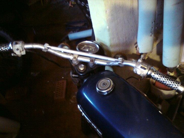 Suzuki k50 (projekt) - Såen som den står nu, er i fuld gang med at male tanken. billede 3