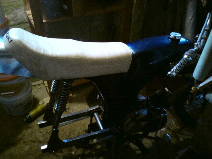 Suzuki k50 (projekt) - Såen som den står nu, er i fuld gang med at male tanken. billede 4