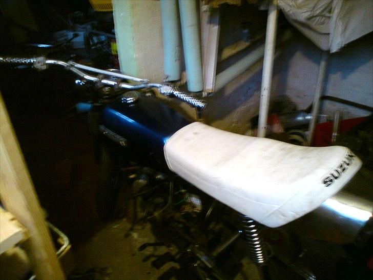 Suzuki k50 (projekt) - Såen som den står nu, er i fuld gang med at male tanken. billede 1