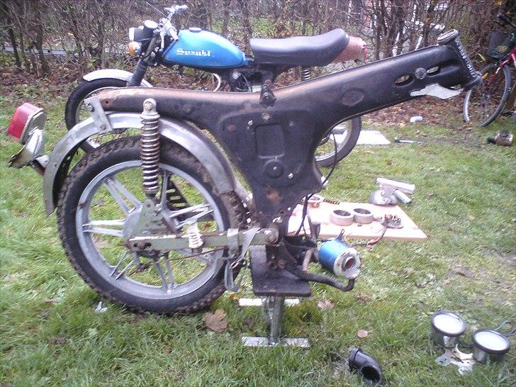 Suzuki k50 (projekt) - Da jeg fik flyttet motor og forgaffel over på et andet stel. billede 11