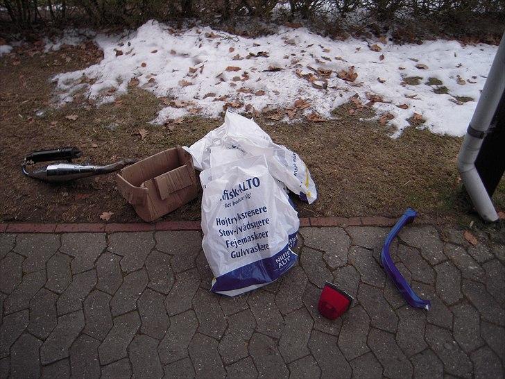 Reservedele til Suzuki Fz50 - Der er 8 poser med forskellige reservedele, lige fra olietank til tændningslås. billede 8