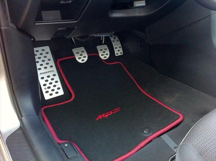 Min Mazda 3! - Mazdaspeed aluminiums pedaler, bestilt fra Hong Kong. Originale MPS måtter købt hos Mazda i Tårstrup :) billede 11
