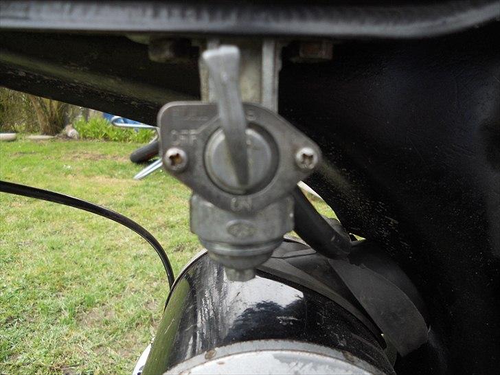 Suzuki k50 - Jeg sætter den altid op på reserve tank når jeg skal køre, da den nogle gange godt kan finde på at dryppe, hvis den vender nedad. billede 1