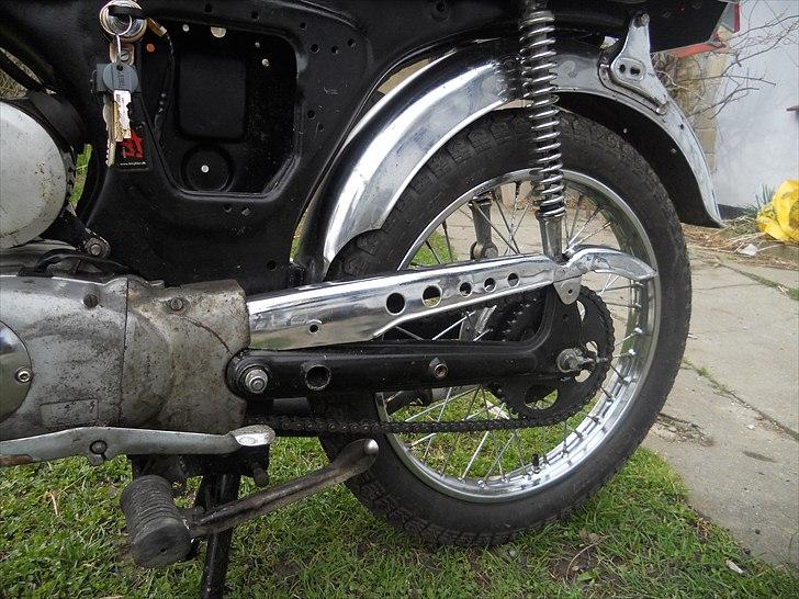 Suzuki k50 - Den skal lige spændes fast. (der mangler forresten også batteri på den, men det har ingen betydning, da der ikke er blinklys på) billede 2