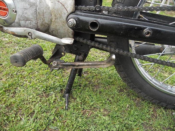 Suzuki k50 - Fodstødten er svejset fast. Og der er normal- og dobbeltstøtte-fod på. billede 5