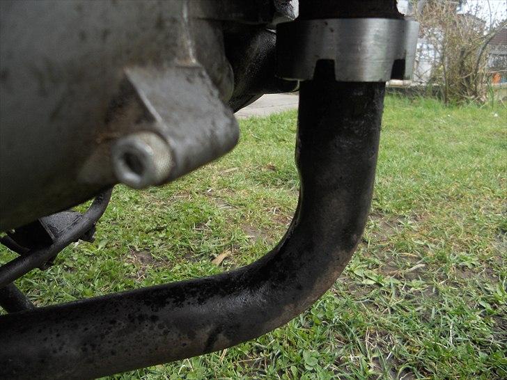 Suzuki k50 - Den kan godt finde på at spilde lidt. HVIS UDSTØDNINGSPAKNINGEN KOMMER I, SÅ ER DETTE PROBLEM LØST! billede 6