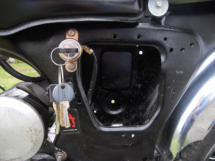 Suzuki k50 - Når lys skal være til, så skal nøglen være vandret.
+ den kan starte selvom nøglen ikke er i. derpå er der en ledning inde i den, som nemt kan tage fra hinanden, så starter den ikke :) billede 20