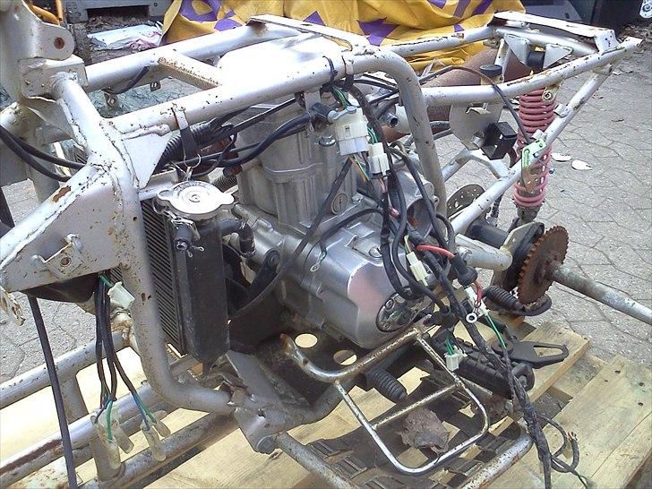 Se min GARAGE INDHOLD - Pgo-Gilera-Piaggio-Vespa-Velo-Honda-Atv-Crosser - Atv stel med diverse dele, bla. 200cc Vandkølet motor , 4 fran og 1 bak gear,manuel kobling. billede 43