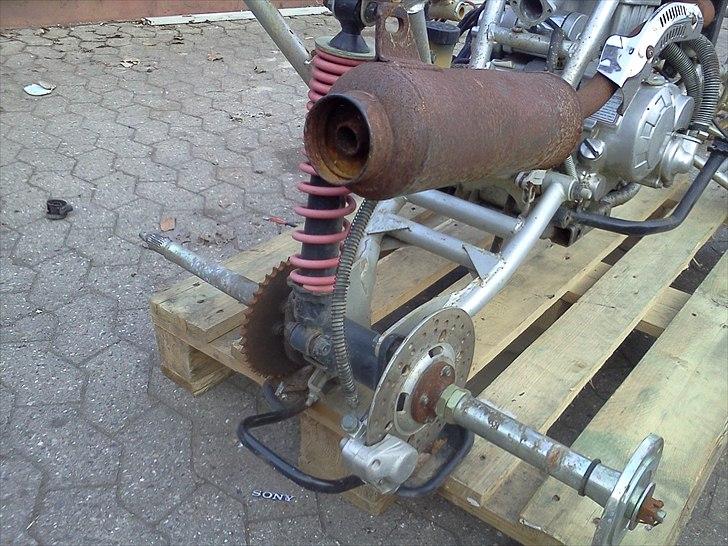 Se min GARAGE INDHOLD - Pgo-Gilera-Piaggio-Vespa-Velo-Honda-Atv-Crosser - Atv stel med diverse dele, bla. 200cc Vandkølet motor , 4 fran og 1 bak gear,manuel kobling. billede 44