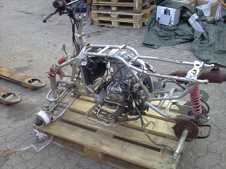 Se min GARAGE INDHOLD - Pgo-Gilera-Piaggio-Vespa-Velo-Honda-Atv-Crosser - Atv stel med diverse dele, bla. 200cc Vandkølet motor , 4 fran og 1 bak gear,manuel kobling. billede 50