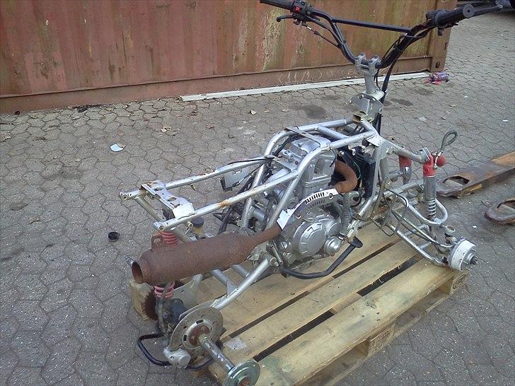 Se min GARAGE INDHOLD - Pgo-Gilera-Piaggio-Vespa-Velo-Honda-Atv-Crosser - Atv stel med diverse dele, bla. 200cc Vandkølet motor , 4 fran og 1 bak gear,manuel kobling. billede 51