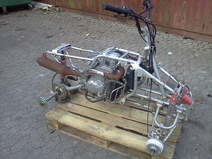 Se min GARAGE INDHOLD - Pgo-Gilera-Piaggio-Vespa-Velo-Honda-Atv-Crosser - Atv stel med diverse dele, bla. 200cc Vandkølet motor , 4 fran og 1 bak gear,manuel kobling. billede 52