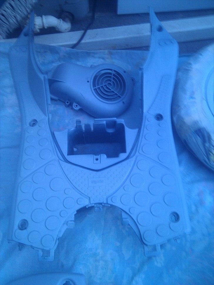 Aprilia Sonic Pearl Blue - Projekt Forår 2011 - Inderskjold v. fødderne + Blæserskjold - Skal males Blank Sort billede 22