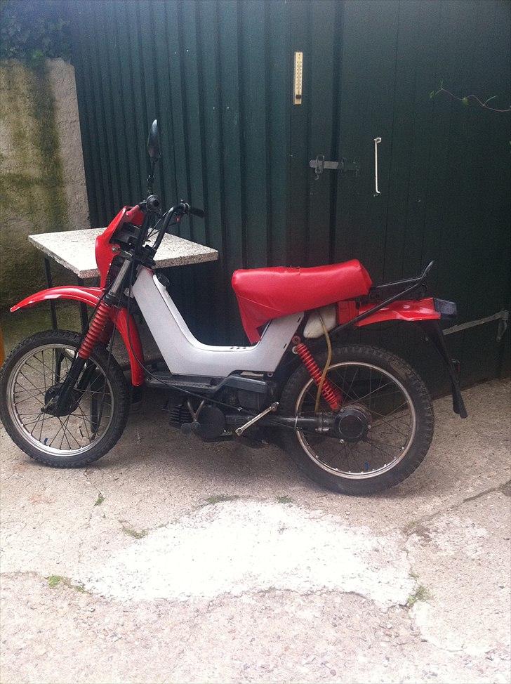 Yamaha Sting Projekt - Til Salg - Der er kun grundmaling på da jeg er gået i stå men den matsorte maling følger med i købet billede 1