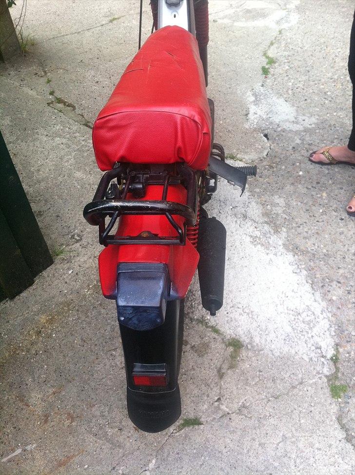 Yamaha Sting Projekt - Til Salg - Jeg har skåret i sædet da jeg skulle skære noget og det er gjort fordi der alligevel skulle skiftes betræk billede 4