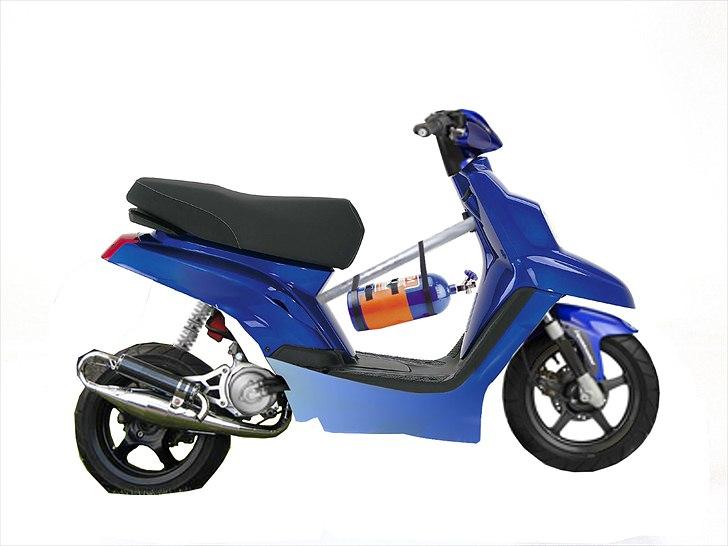 Gimp Gejl! - fjernet fliser og græs, sat stelforstærker på, fjernet klistermærker på fælge, malet hele kåben blå, sat nos på, siden første billed billede 3