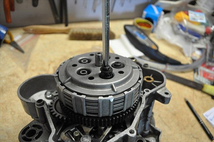 6 trins gearkasse [Derbi Senda] - Afmonter skruer og fjedre som holder koblingen. Jeg viser kun 4, der skal være 5. billede 5