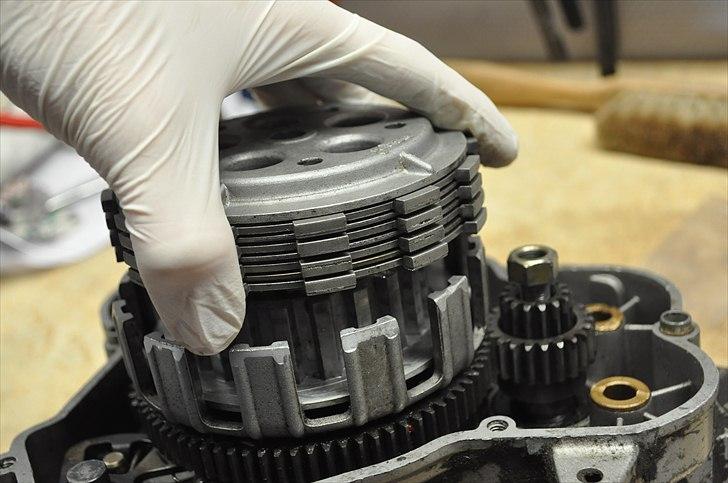 6 trins gearkasse [Derbi Senda] - Afmonter koblingsplader.  billede 6