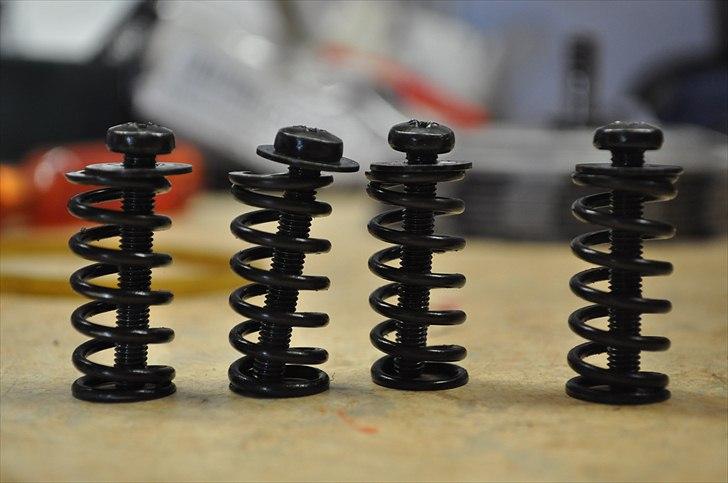 6 trins gearkasse [Derbi Senda] - Sådan ser fjedrene og skruer ud. Fjedrene bestemmer hårdheden af koblingen, altså modstanden når du kobler ud og hvor meget komblingen kan holde før den glider. billede 7