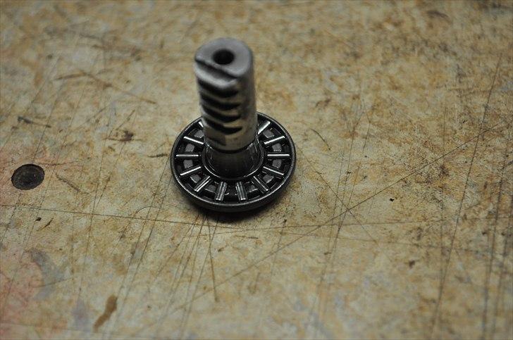 6 trins gearkasse [Derbi Senda] - Tjek lejet på "træk-armen" Det er den der hiver i koblingen, når man kobler ud. billede 8