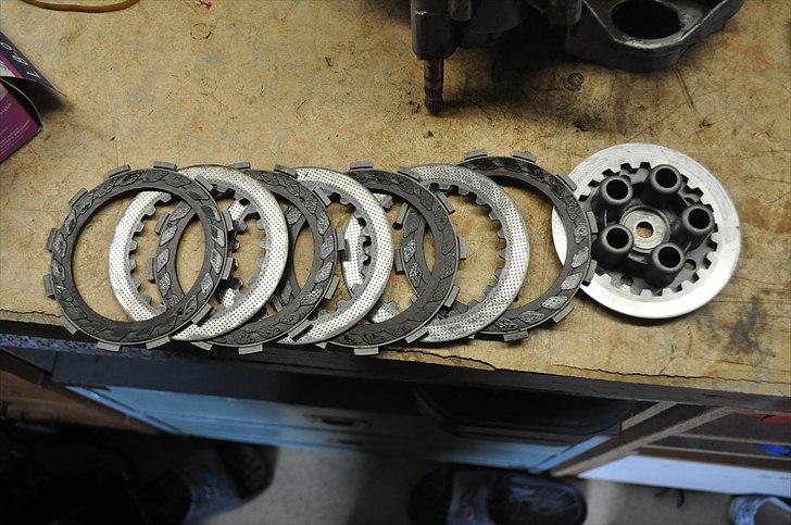 6 trins gearkasse [Derbi Senda] - Hele koblingen lagt i rigtig rækkefølge til at montere. Man starter fra venstre med at sætte ned over koblingshuset og afslutter med toppen af koblingshuset. Toppen skal sidde rigtigt for den kan komme på plads. Det vender jeg tilbage til. billede 11