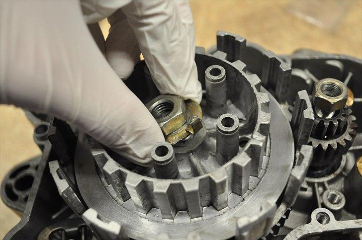 6 trins gearkasse [Derbi Senda] - Både møtrik OG låseskive skal af. billede 13