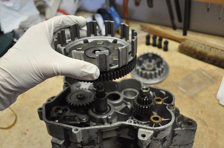 6 trins gearkasse [Derbi Senda] - Afmonter den 'ydre' del af koblingshuset. billede 15