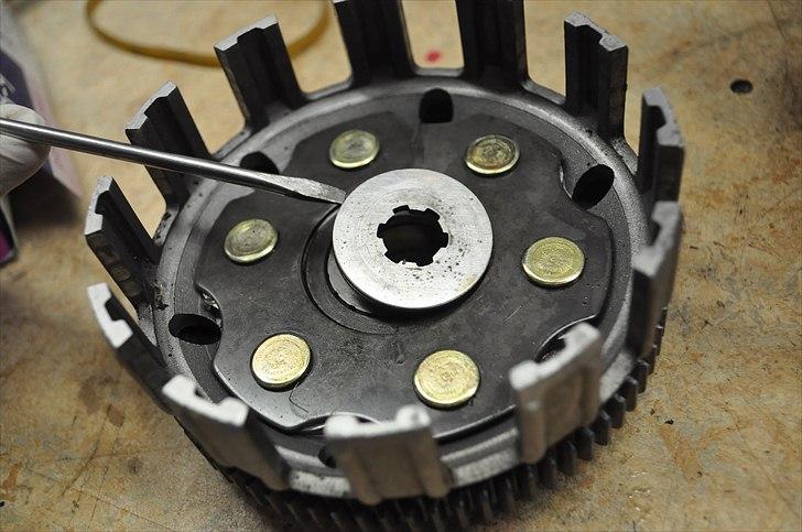 6 trins gearkasse [Derbi Senda] - Der sidder en skive på udvendig side af det 'ydre' koblingshus. billede 16