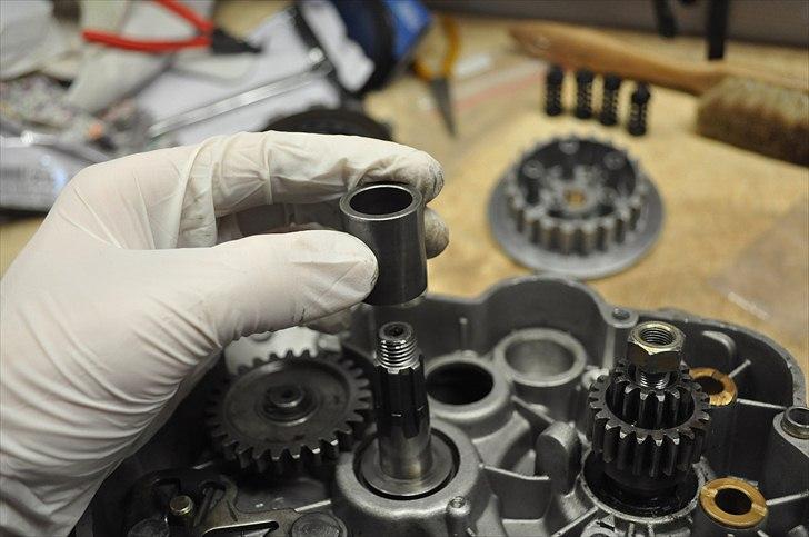 6 trins gearkasse [Derbi Senda] - Denne 'skive' kan følge med af når man tager det 'ydre' koblingshus af.  Den skal sidde mellem koblingshuset og akslen, som vist. billede 17