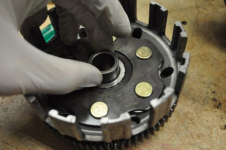 6 trins gearkasse [Derbi Senda] - Denne 'skive' kan følge med af når man tager det 'ydre' koblingshus af.  Den skal sidde mellem koblingshuset og akslen, som vist. billede 18