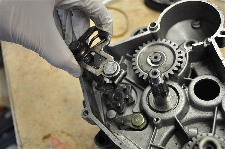 6 trins gearkasse [Derbi Senda] - Afmonter gearpedal hvorefter skiftearmen kan hives ud. billede 19