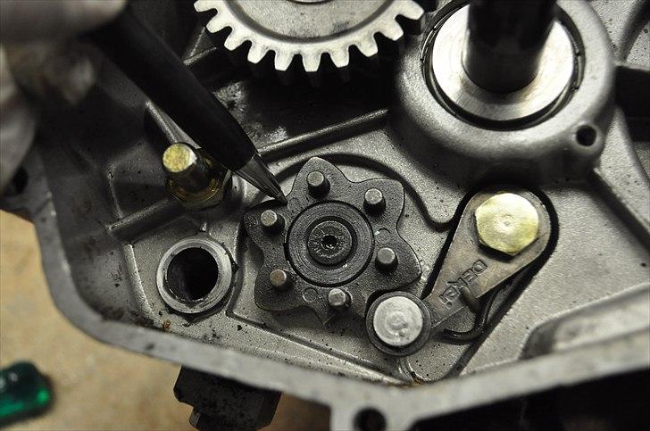 6 trins gearkasse [Derbi Senda] - Den skal med af. På de nye modeller (06->) er det denne lille dimmer man skifter for at gå fra 3-6 gear.
 billede 20